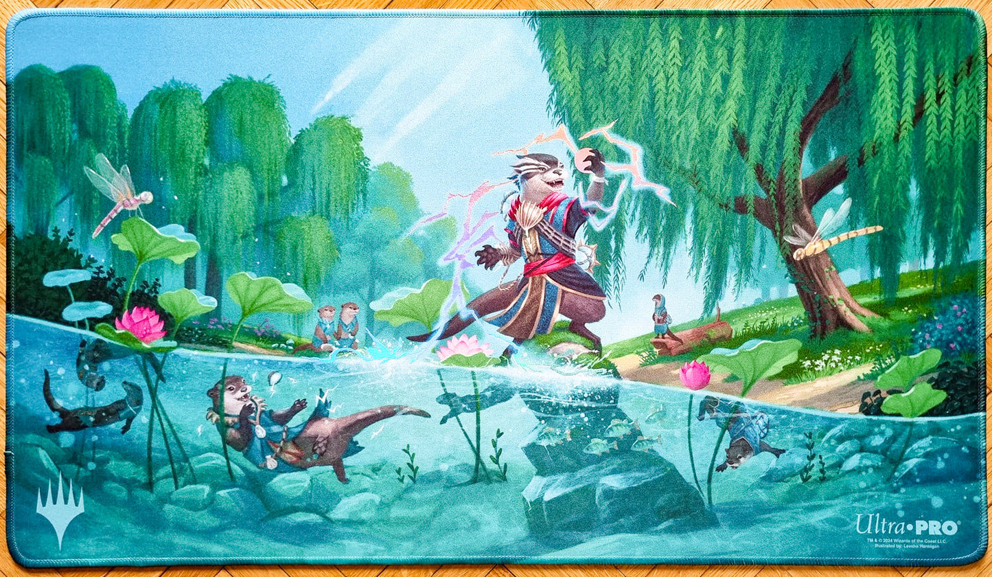 Bloomburrow Bundle Box Art - Leesha Hannigan - Gen Con 2024 - Olografico e ricamato - Tappetino da gioco MTG