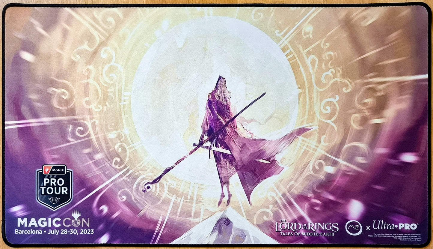 Gandalf il Bianco - Dominik Mayer - Il Signore degli Anelli - Racconti della Terra di Mezzo - MagicCon Barcellona 2023 - Pro Tour - Ricamato - Tappetino MTG