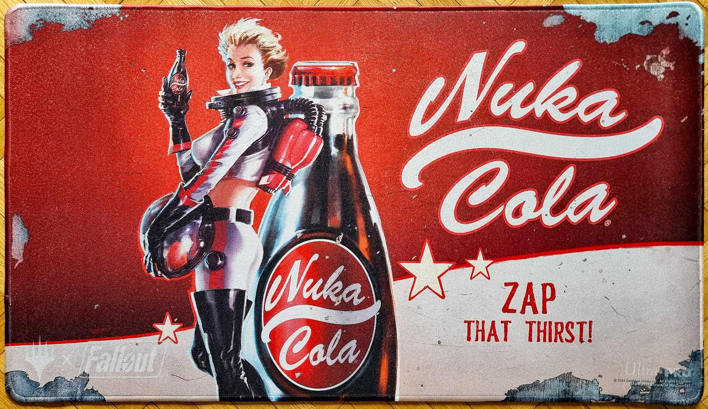 Nuka Cola Pinup - Universes Beyond: Fallout Edition - Olografico - Ricamato - Tappetino da gioco MTG