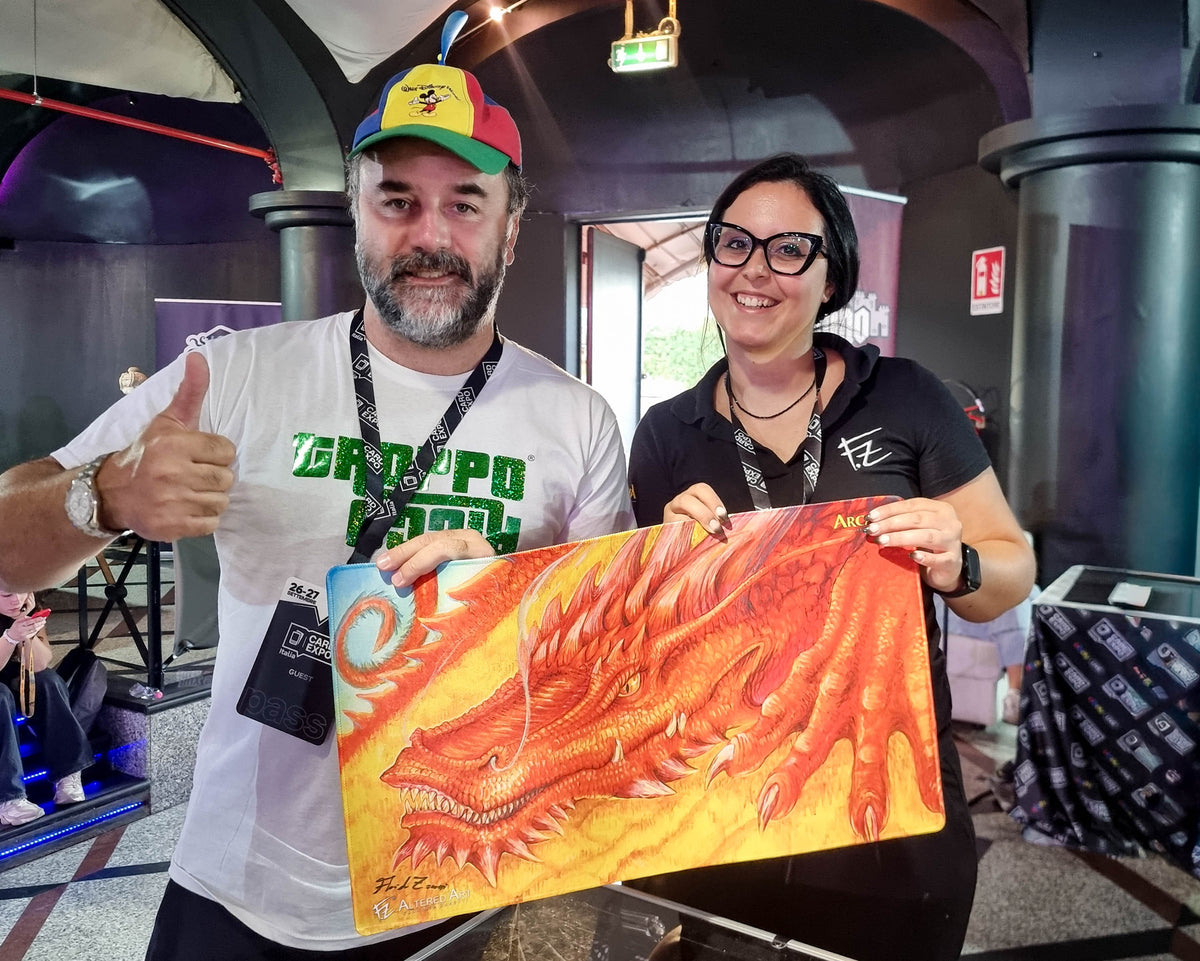 Filippo Lietti, proprietario di MTGPlaymats, con Florinda Zanetti durante Card Expo Italia a Corte Franca, nel 2026.