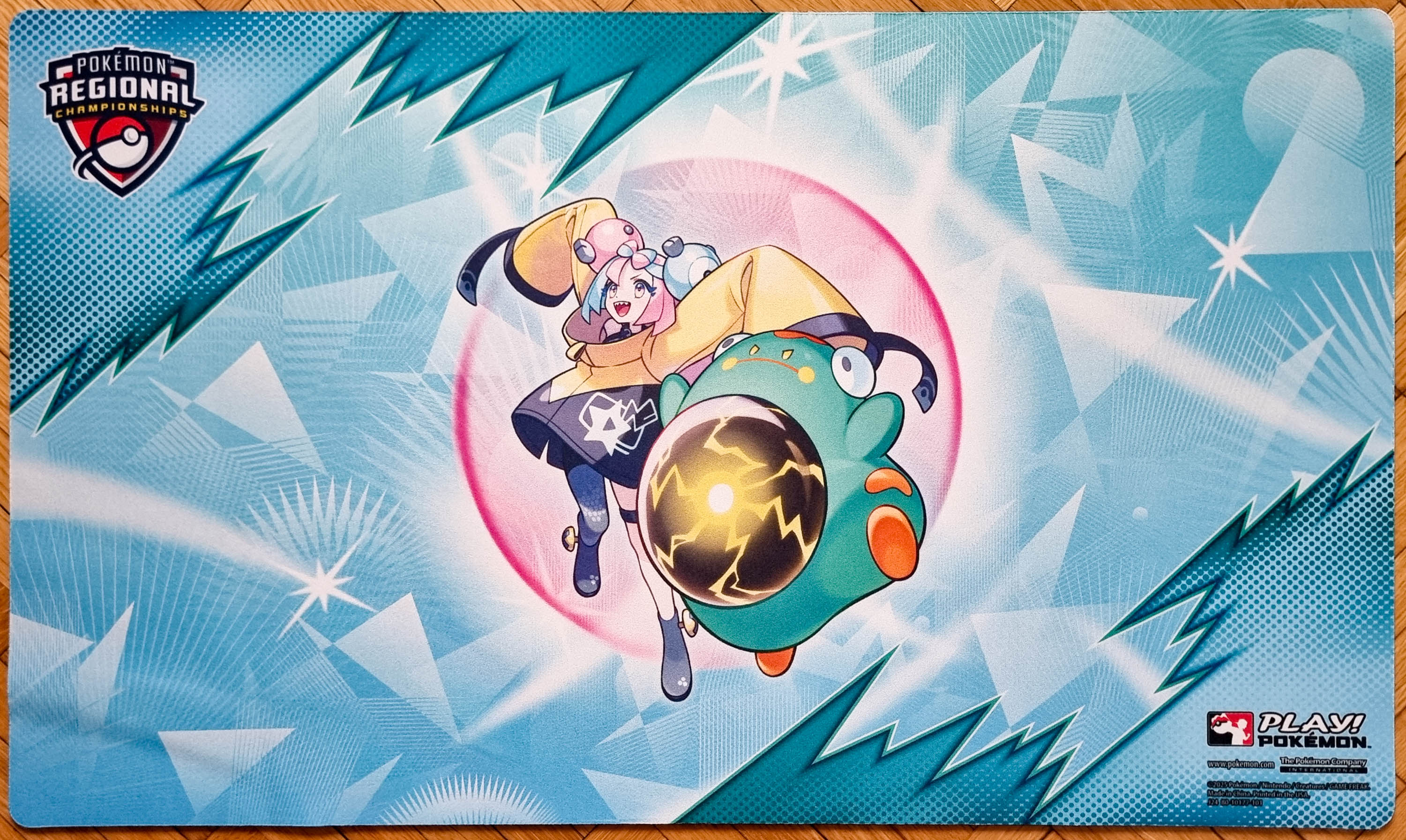 POKÉMON REGIONAL CHAMPIONSHIPSプレイマット Iono & Bellibolt - Regional 2025 – MTGPlaymats